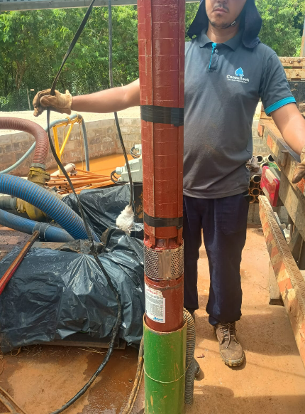 Técnico da Consultech manuseando a tubulação de um poço artesiano
